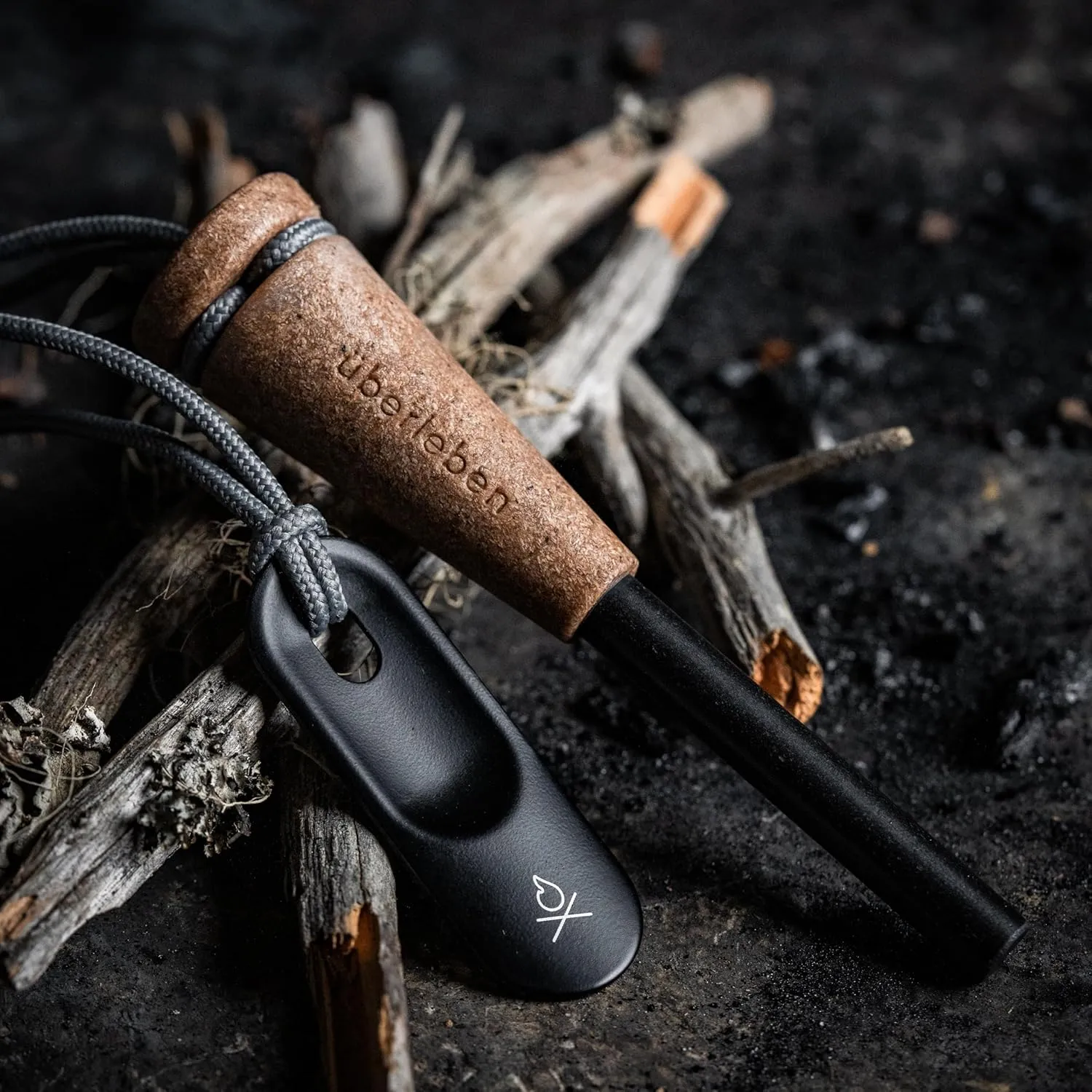 überleben Zünden PRO Ferro Rod Fire Starter for Survival – Up to 15,000 Strikes, 3/8" Thick Fire Steel with Striker – Waterproof Camping Flint and Steel with Wood Handle and Lanyard