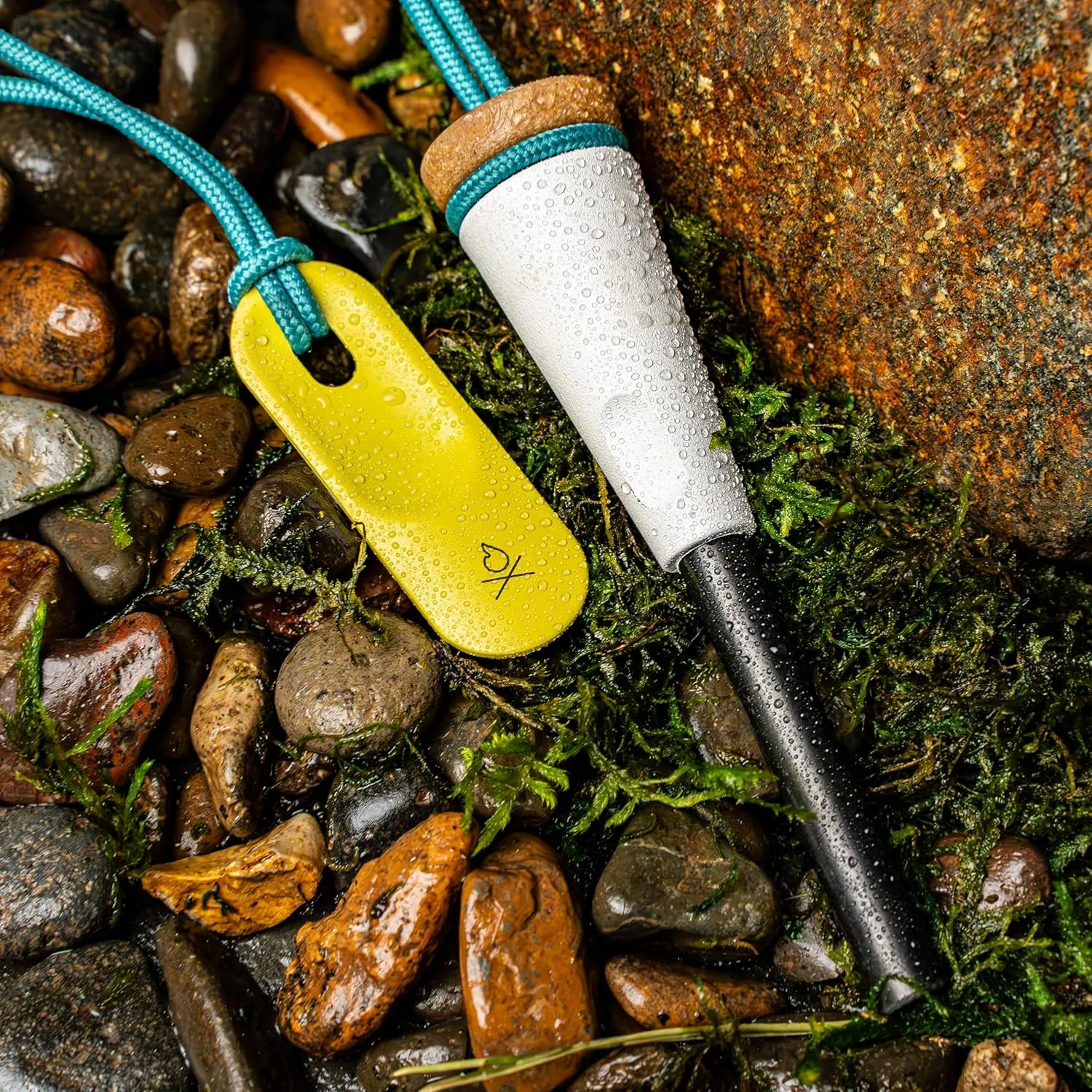 überleben Zünden PRO Ferro Rod Fire Starter for Survival – Up to 15,000 Strikes, 3/8" Thick Fire Steel with Striker – Waterproof Camping Flint and Steel with Wood Handle and Lanyard