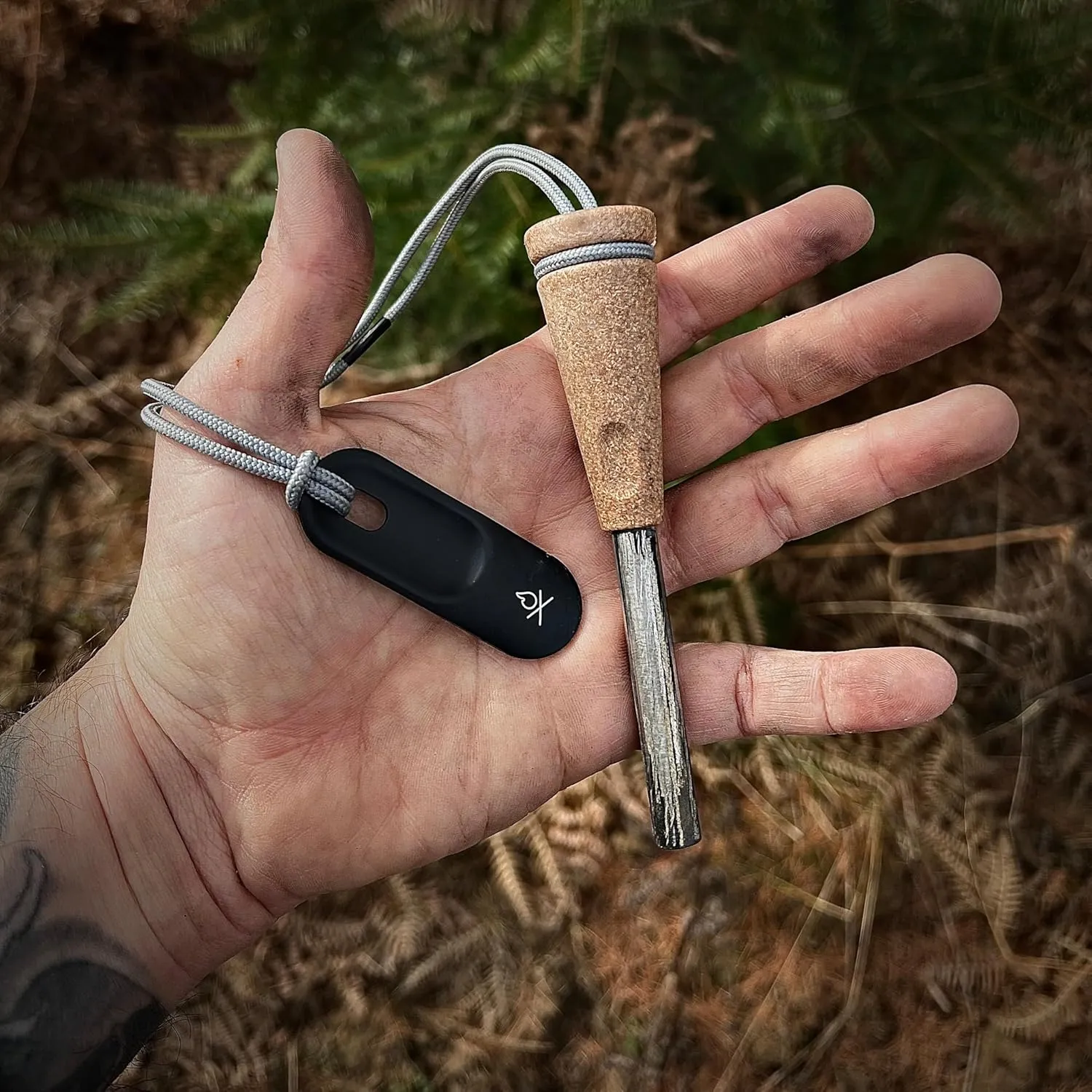 überleben Zünden PRO Ferro Rod Fire Starter for Survival – Up to 15,000 Strikes, 3/8" Thick Fire Steel with Striker – Waterproof Camping Flint and Steel with Wood Handle and Lanyard