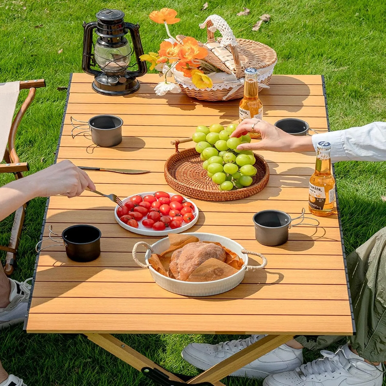 Foldable Camping Table Roll Up Top Table Picnic Table，Garden Table Outdoor Camping Table Simple and Easy to Handle for