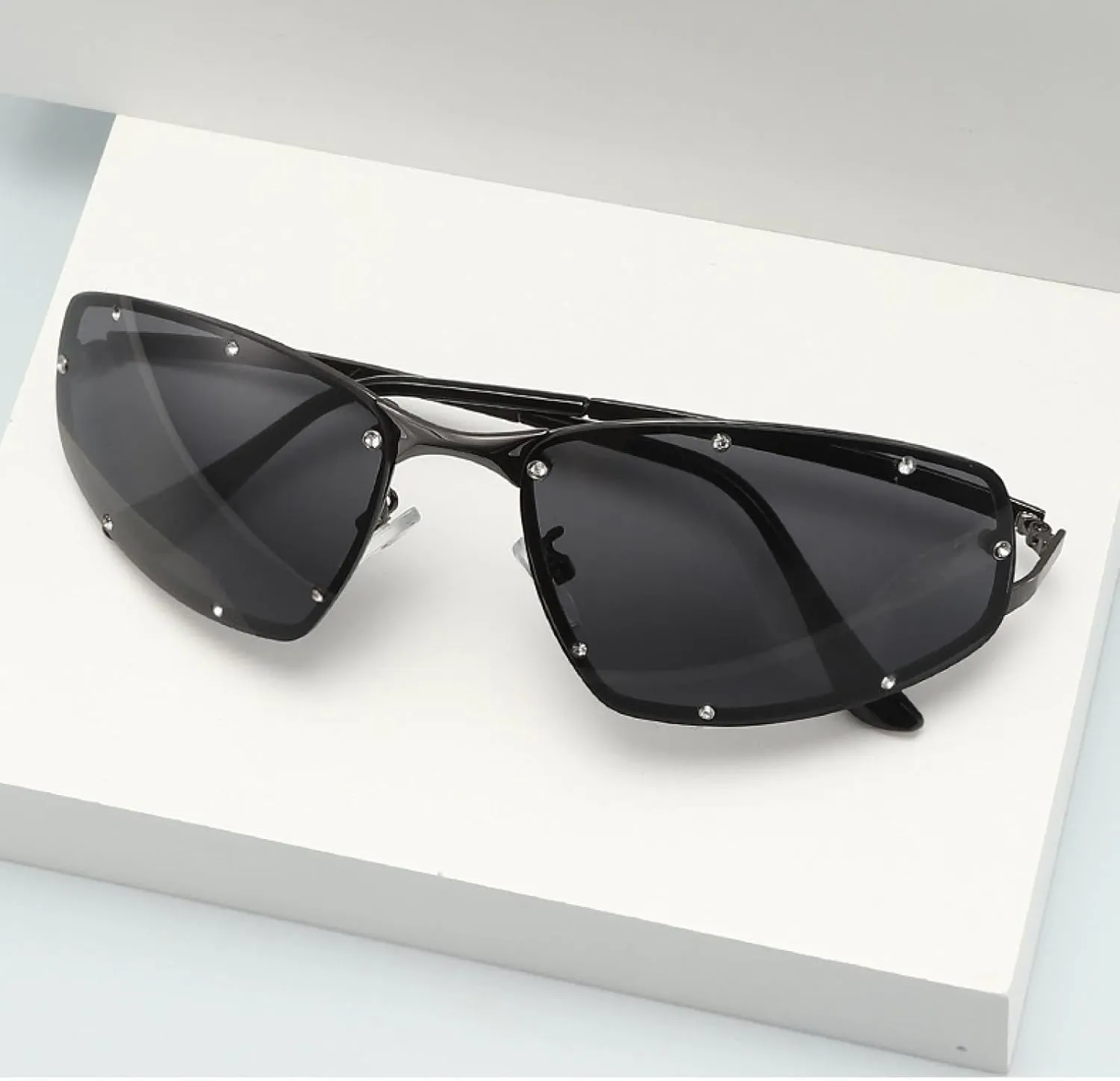 Rivet-studded Fashion Glasses for Women, Metal Frame with Pc Lenses, Perfect for Driving & Beach Parties