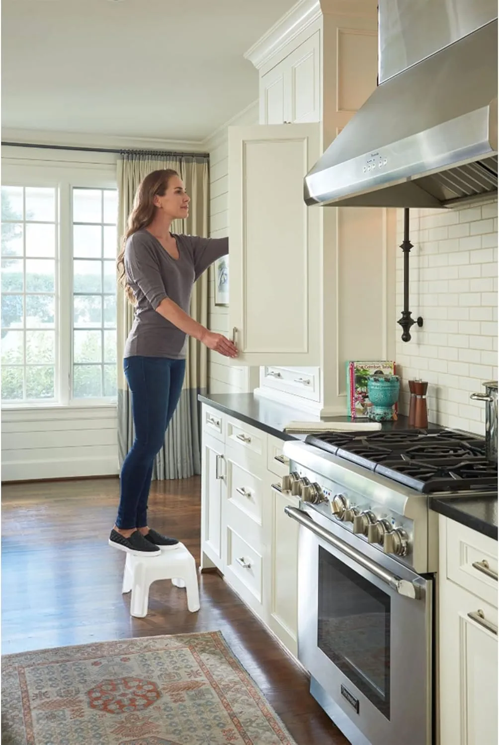 Rubbermaid Step Stool 9.5-Inch High White Plastic Small Single Step Stool for Kids/Adults in Home/Kitchen/Laundry/Garage/Bathroom
